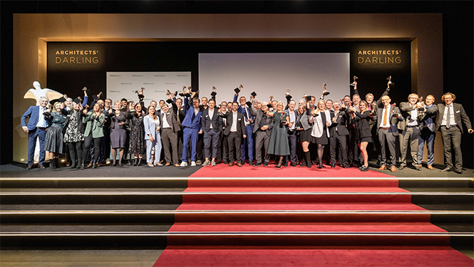 Die stolzen Gewinnerinnen und Gewinner der ARCHITECTS’ DARLING Awards 2023 mit ihrem Phönix, Foto: © Marcus Jacobs, Heinze GmbH