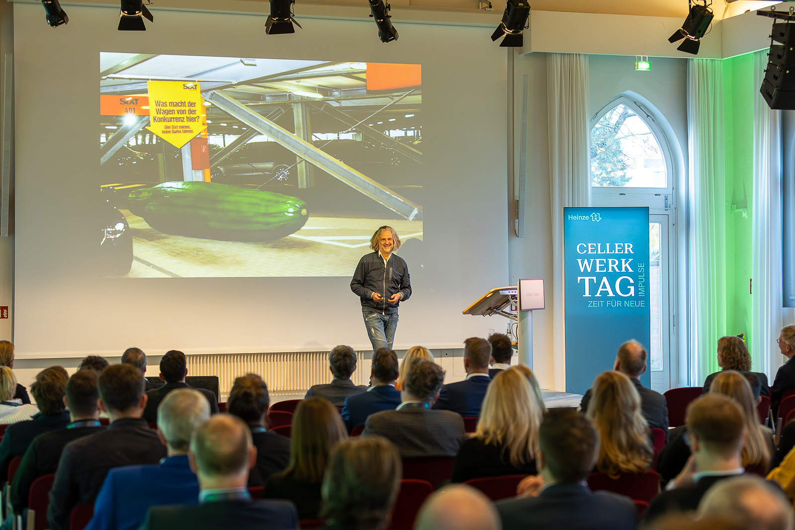 Kreativstratege und Marketing-Genie Oliver Voss (Gründer und Ex-Vorstand von Jung von Matt) empfahl mit Humor zu provozieren, um Relevanz zu schaffen. Am Beispiel von Sixt demonstrierte er, dass auch der charmante Angriff auf die Konkurrenz hohe Aufmerksamkeit und Sympathie erzeugen kann. Foto: (c) Marcus Jacobs