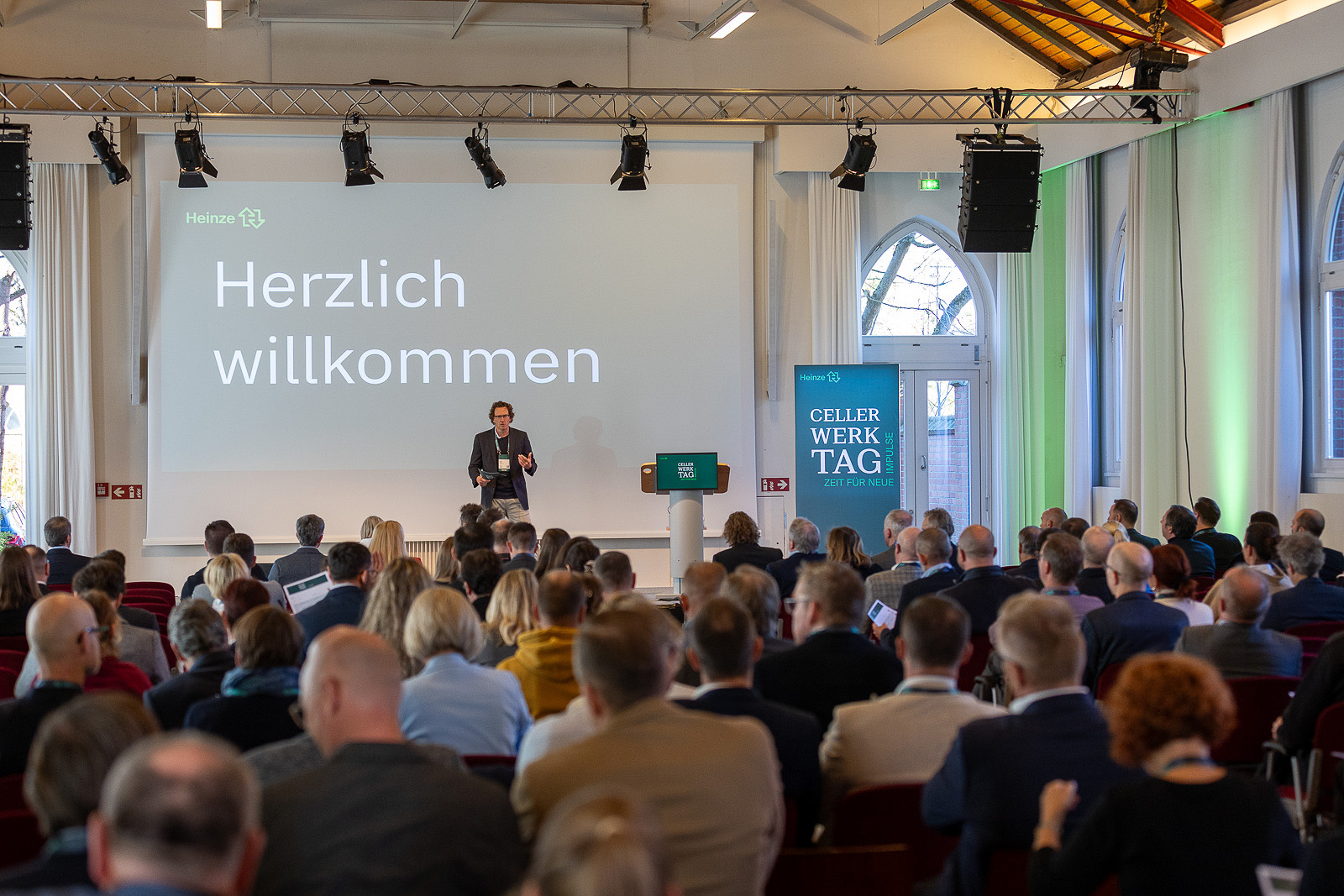 Andreas Göppel, Geschäftsführer der Heinze GmbH, begrüßte die Gäste zum 15. Celler Werktag in der Alten Exerzierhalle. Foto: (c) Marcus Jacobs, Heinze GmbH